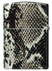 Briquet Zippo 540° vue de l'arrière en couleur blanc et noir et fait de métal, avec une illustration en couleur white matte qui montre l'imprimé classique en peau de serpent