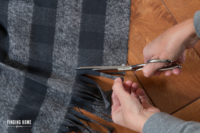 Easy-DIY-Plaid-Blanket