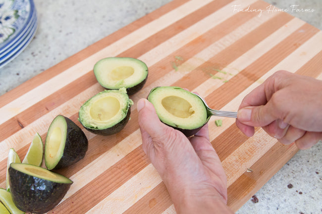 How-to-prepare-an-avocado