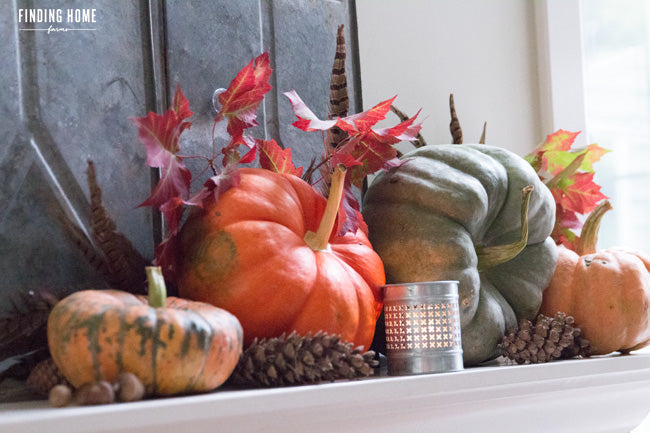 Simple-Pumpkin-Fall-Mantel