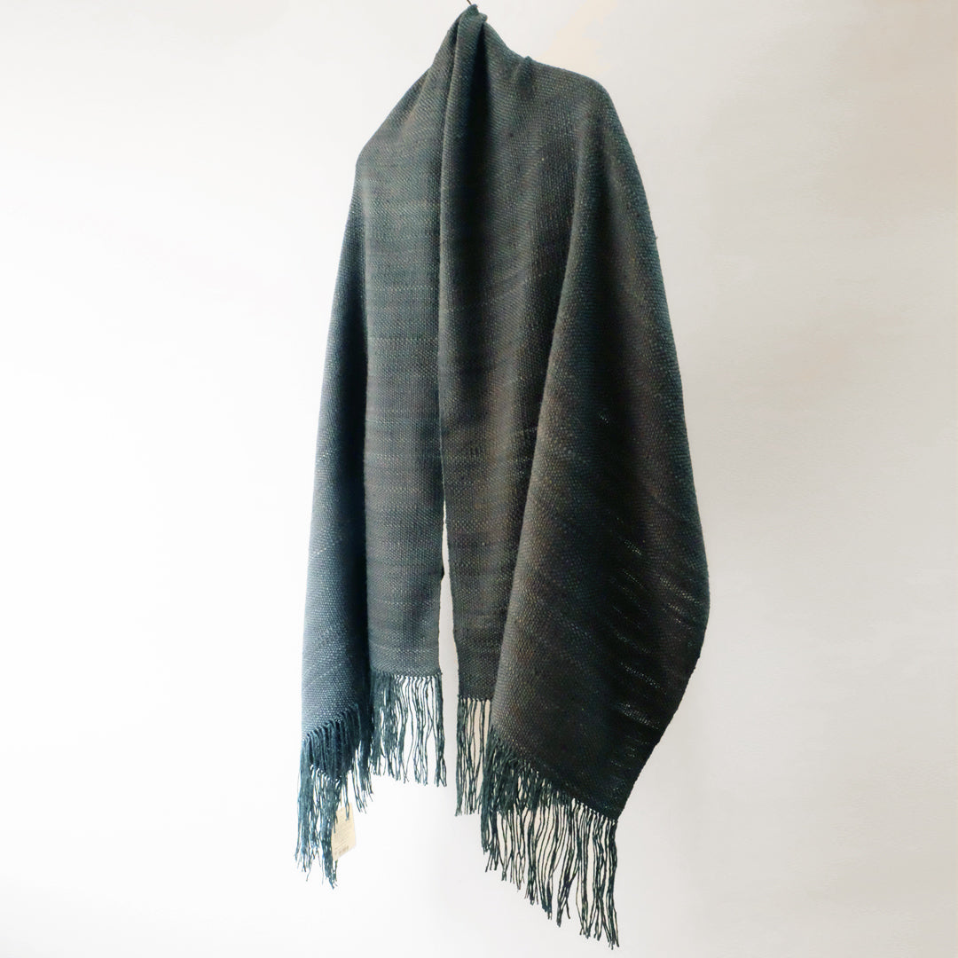 https://tumuginoyakata-online.com/collections/shawl/products/yuki-tsumugi-silk-shawl-mawatamatou-plain?variant=43482063503568