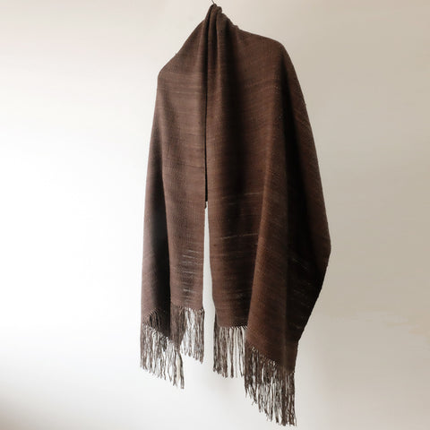 https://tumuginoyakata-online.com/collections/shawl/products/yuki-tsumugi-silk-shawl-mawatamatou-plain?variant=43482063536336