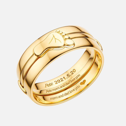 The ring is engraved with the baby's footprints and the words that mom and dad want to say to their child. The ring can be divided into two parts, one for mom and one for dad.