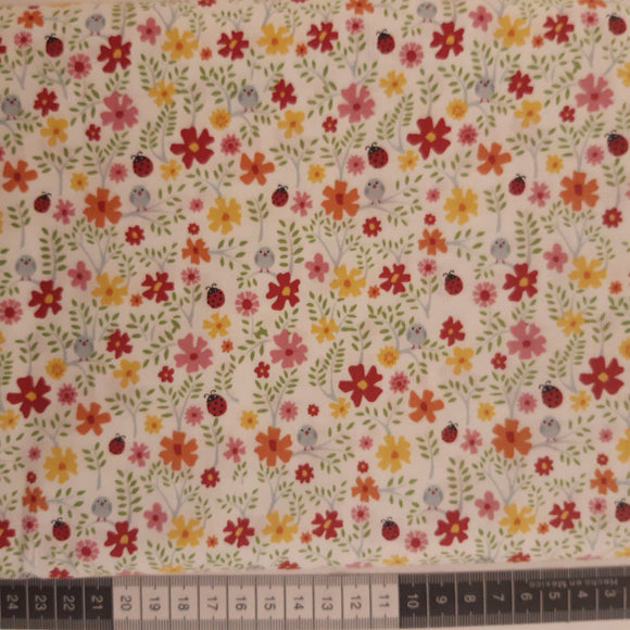Skæbne hjemmehørende Oversigt Patchwork stof, hvid med små røde og gule blomster fugle og mariehøne –  skerping