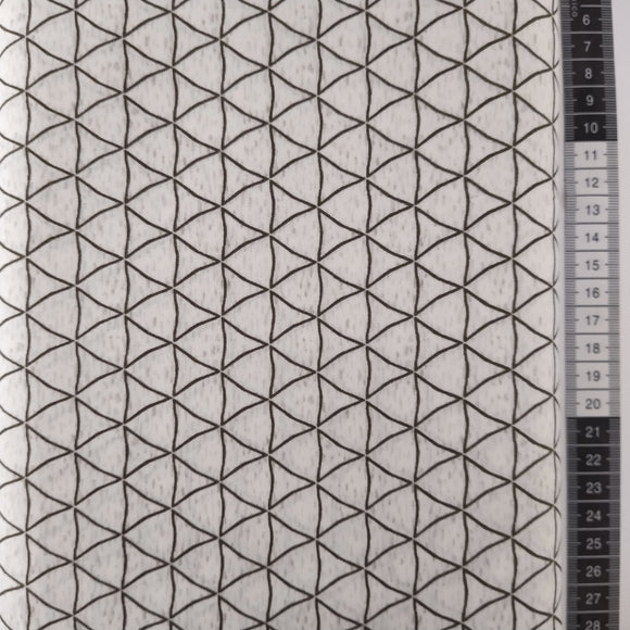 Patchwork stof, rå hvid bund med grafisk mønster – skerping
