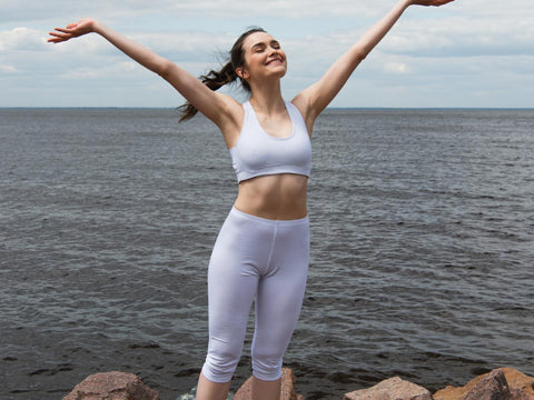 girl putting on a white high-waist leggings for summer