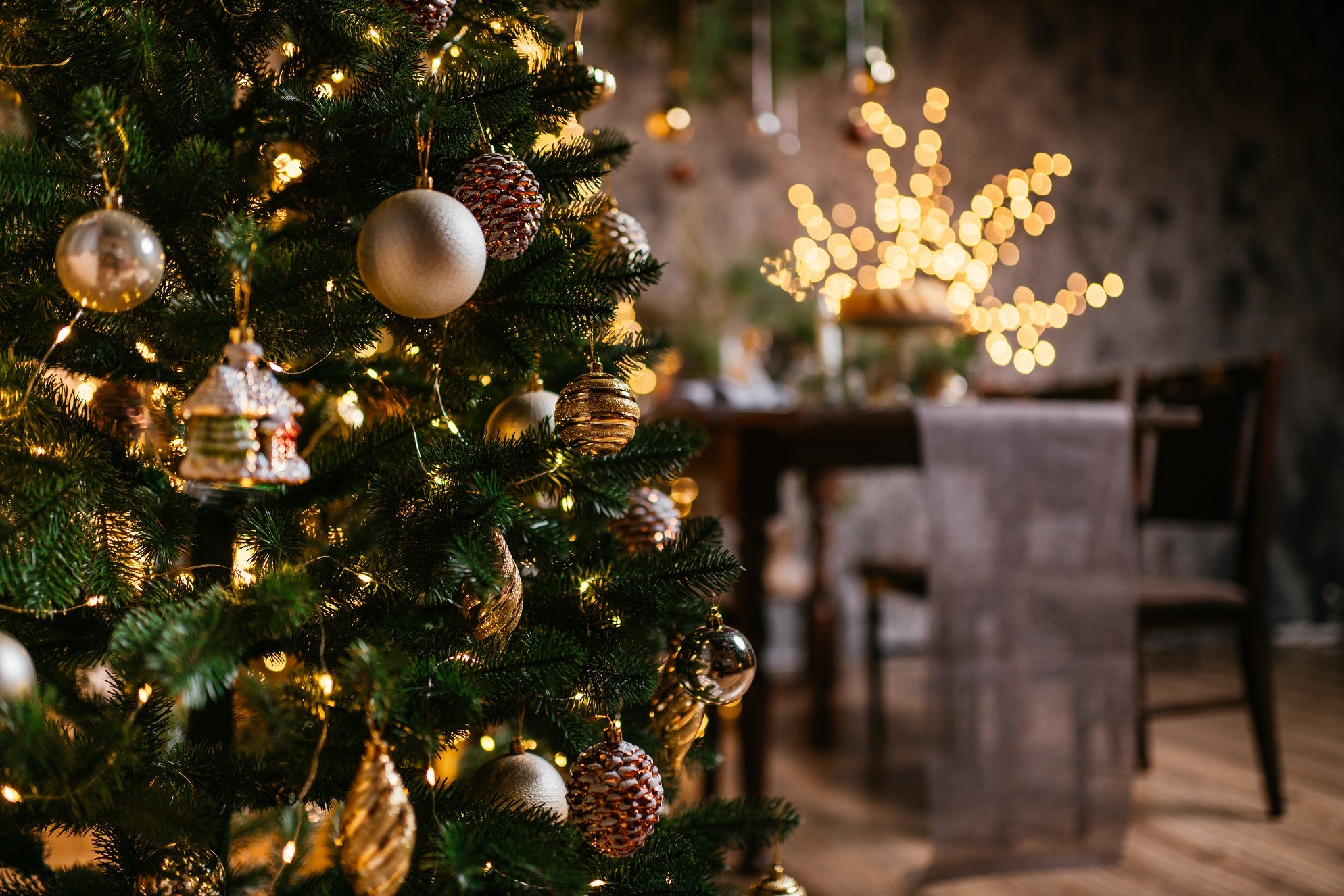 christmas tree with gold decorations 