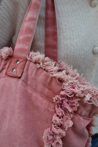 gros plan du sac cabas Binette ecoresponsable tendance et unique à froufrous de couleur rose vintage avec une doublure coeur, 100% upcyclé et made in france dans un atelier solidaire
