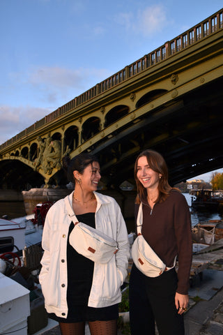 femmes portant le sac banane bananas fabriqué en fibre de feuilles de bananier et de fibre de feuille d'ananas pour les étiquettes en cuir d'ananas 100% vegan de Binette une marque française écoresponsable de sacs banane upcyclés et accessoires upcyclés