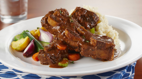 Beautiful food photography: a plate of flavourful short ribs served with a side of creamy mashed potatoes. Recipe made using Tetley Orange Pekoe tea. 