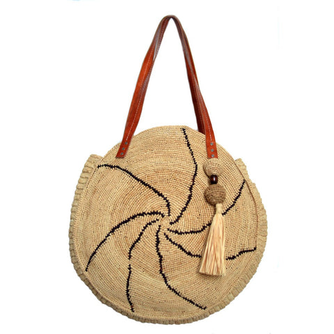 sac rond raphia naturel crocheté, motif tourbillon, orné de son pompon avec son anse en cuir