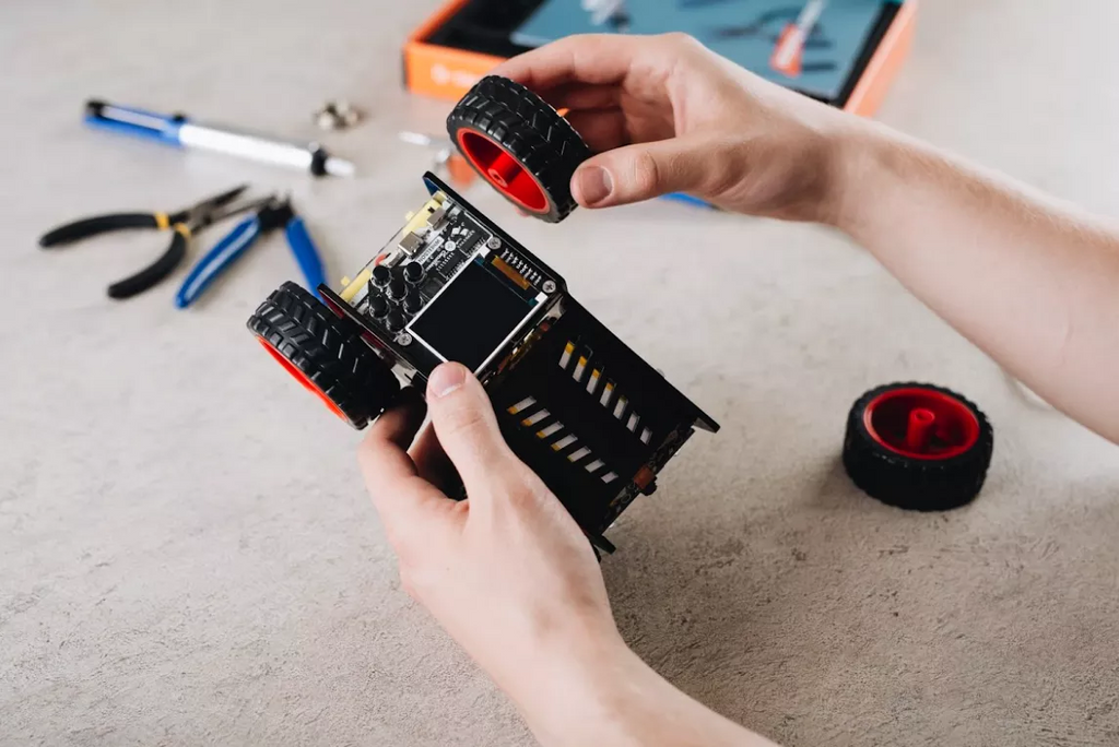 CircuitMess STEM kit - Wheelson AI robot car