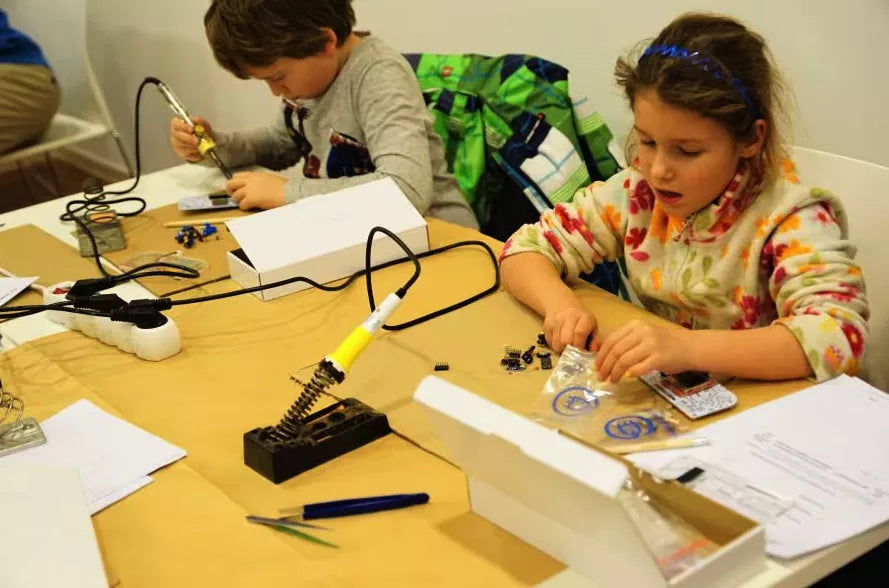 Kids in school learning STEM with CircuitMess STEM kits