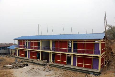 Schule die gebaut wird in Nepal durch den Erlös vom Papercollective Verkauf