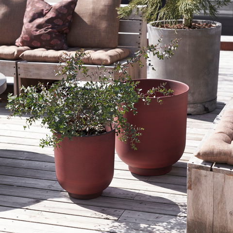 Pflanzentöpfe auf Terrasse