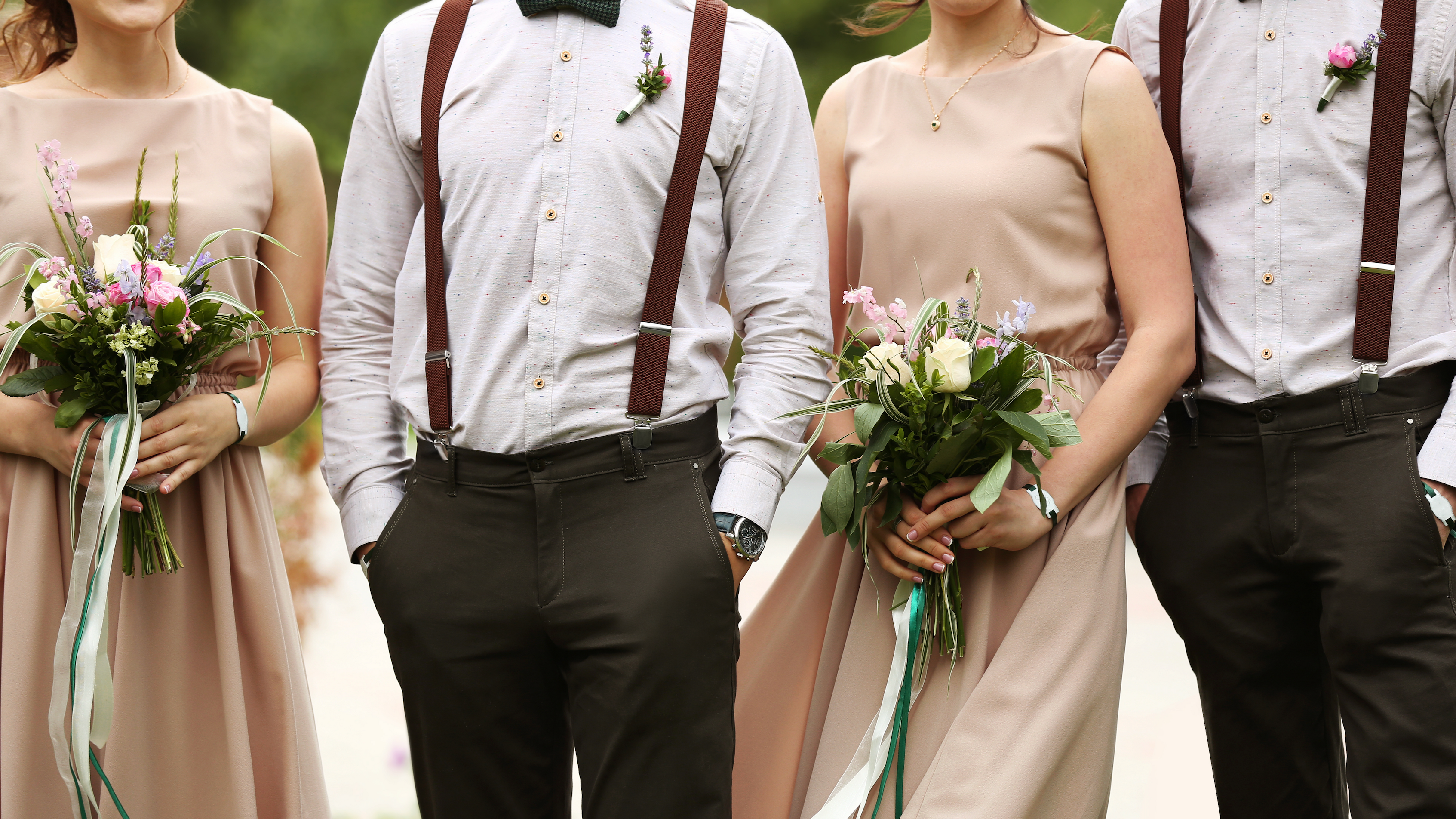 Hochzeitsgäste, die Trauzeugen und Trauzeuginnen im matching Outfits