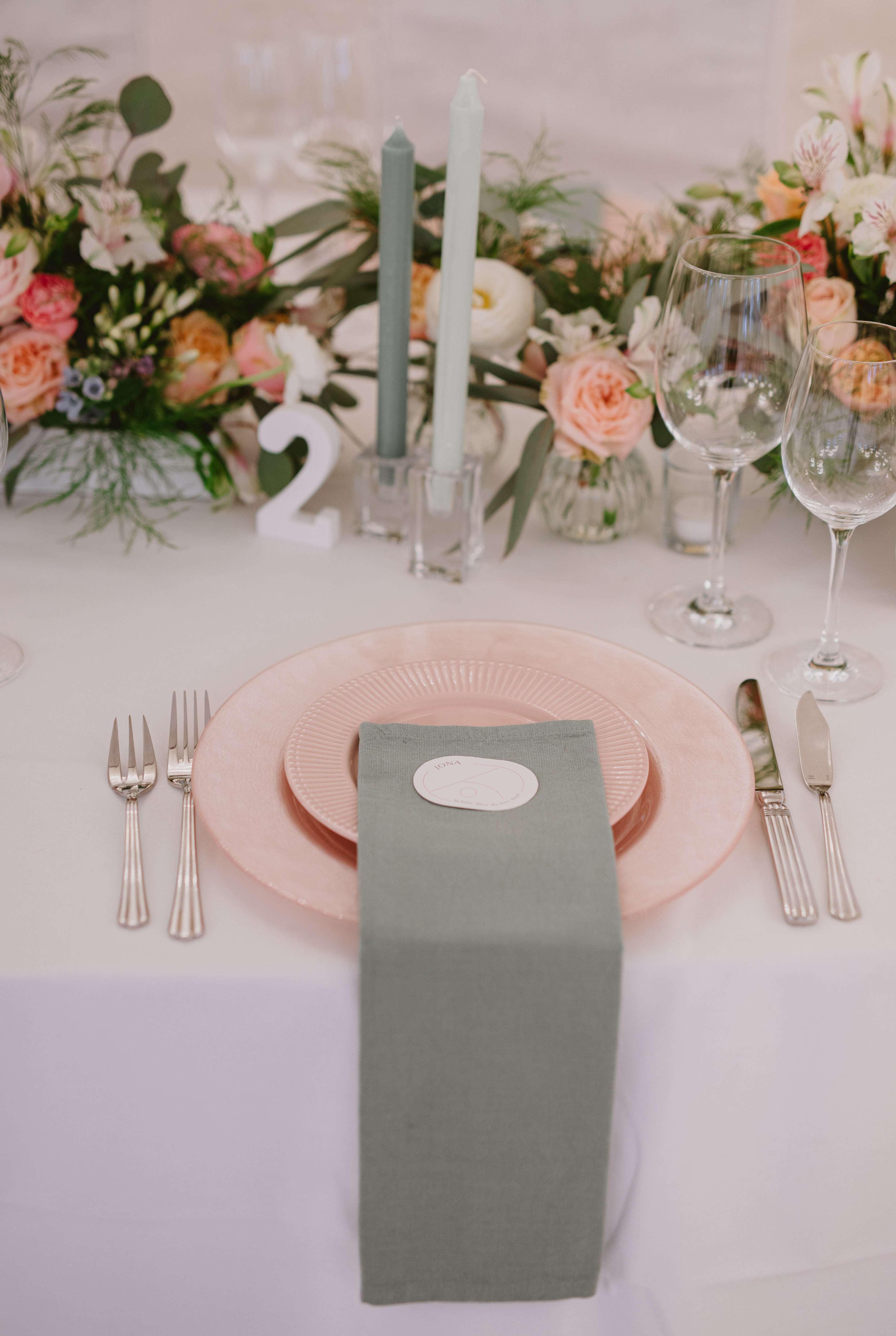 Hochzeitstisch dekoriert mit Blumen