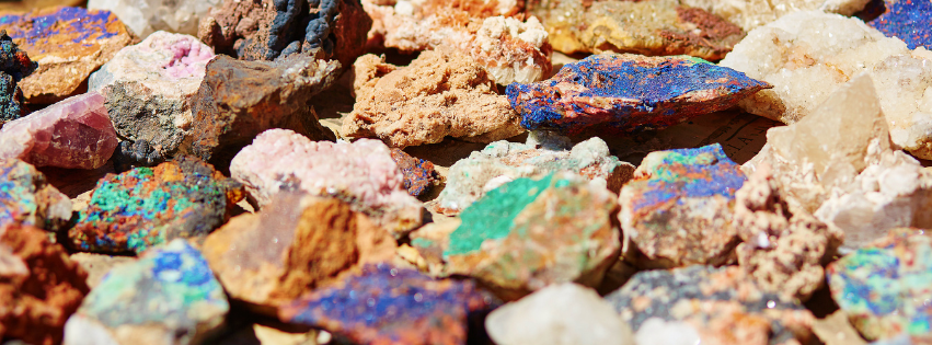 pourquoi les minéraux sont de différentes couleurs ?