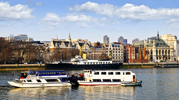 Cruise along River Thames