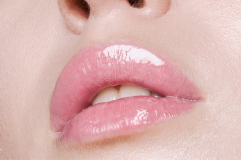 Labios con gloss rosa claro
