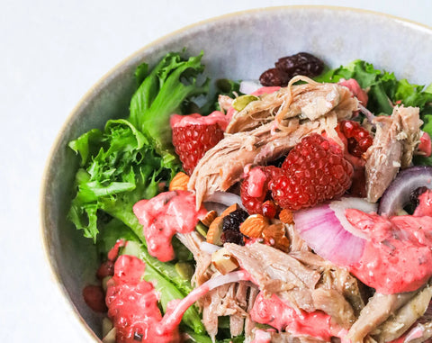 Salade tiède au canard confit, framboises et canneberges