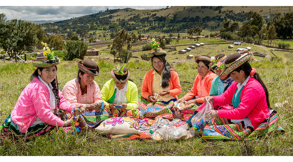 SumaqQara Frauen aus Ayacucho am sticken