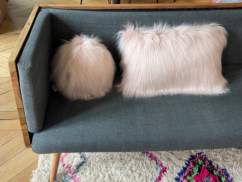 Snowball et coussin rectangle en fausse fourrure himalaya blush Maison Prélonge