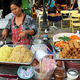 Involtini primavera cibo di strada Bangkok