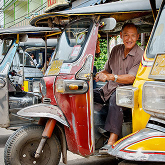 Conductor de tuktuk en Tailandia