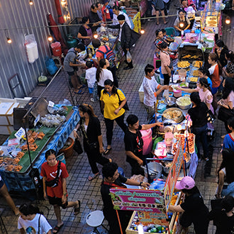 Victory monument street food