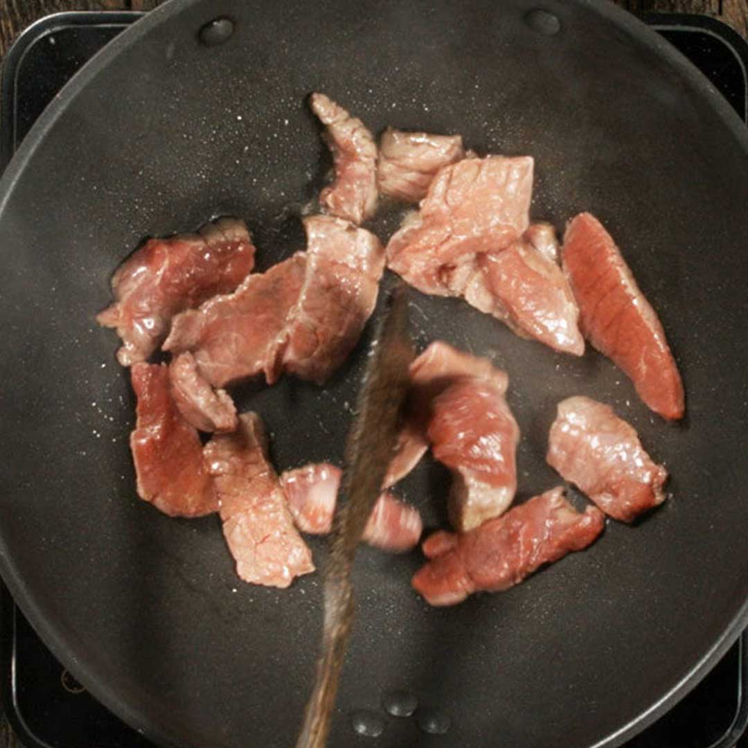 Thailändisches gebratenes Schweinefleisch mit Knoblauch