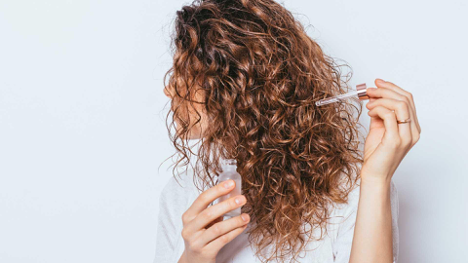 Curly hair women treating hair porosity