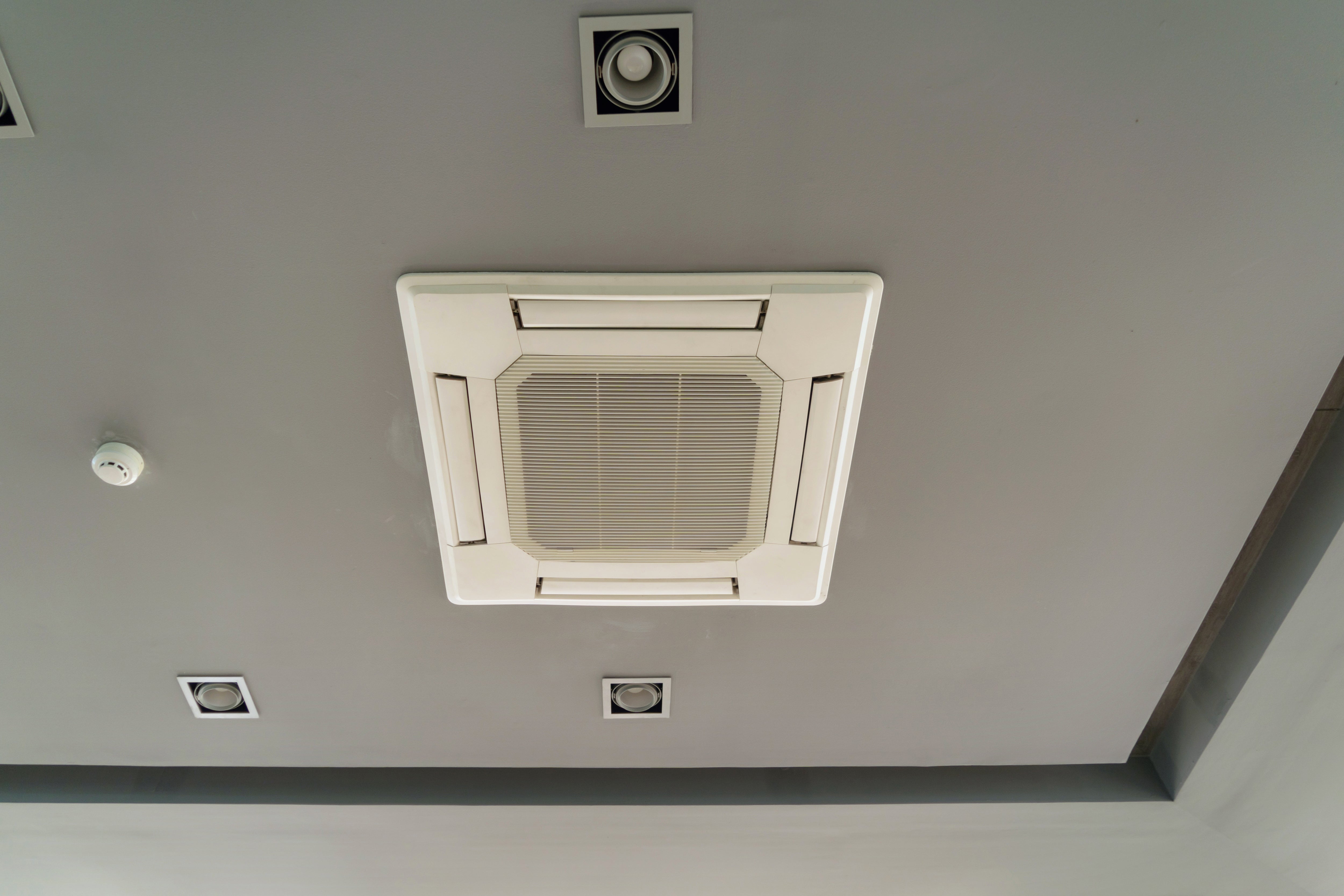 CEILING TYPE AIR CONDITIONER