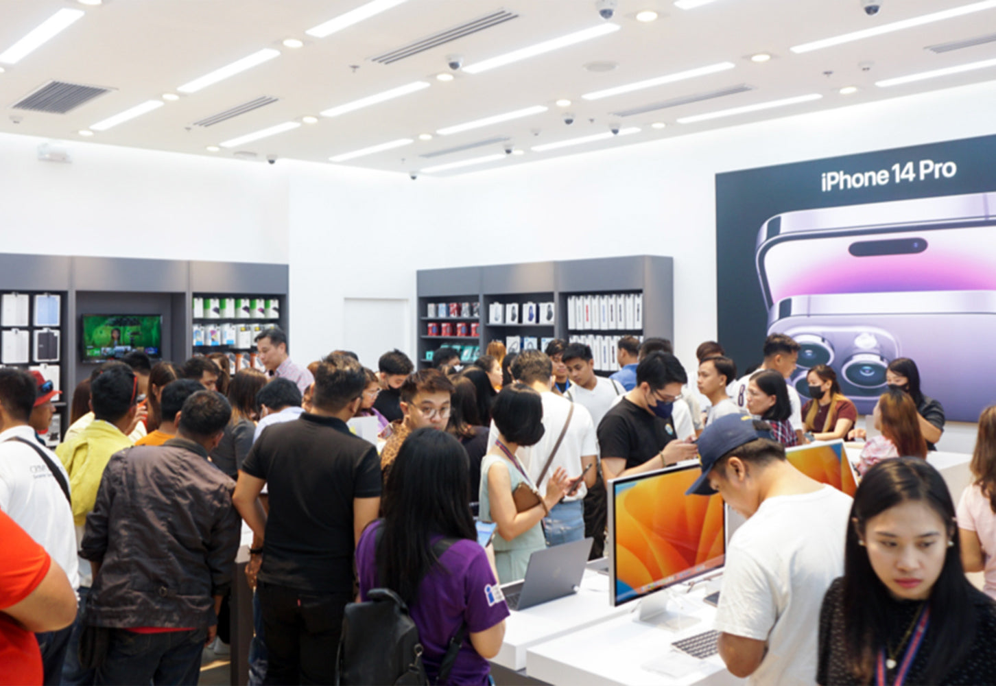 Customers flocking PMC Robinsons Ilocos to check Apple Devices and Deals