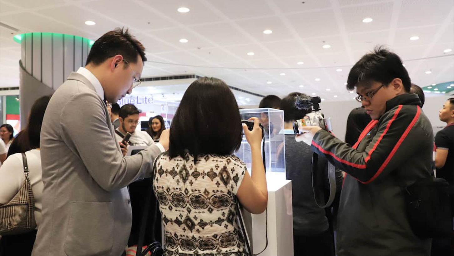 People photographing the Sennheiser MOMENTUM True Wireless Earbuds product addition on PMC The Loop