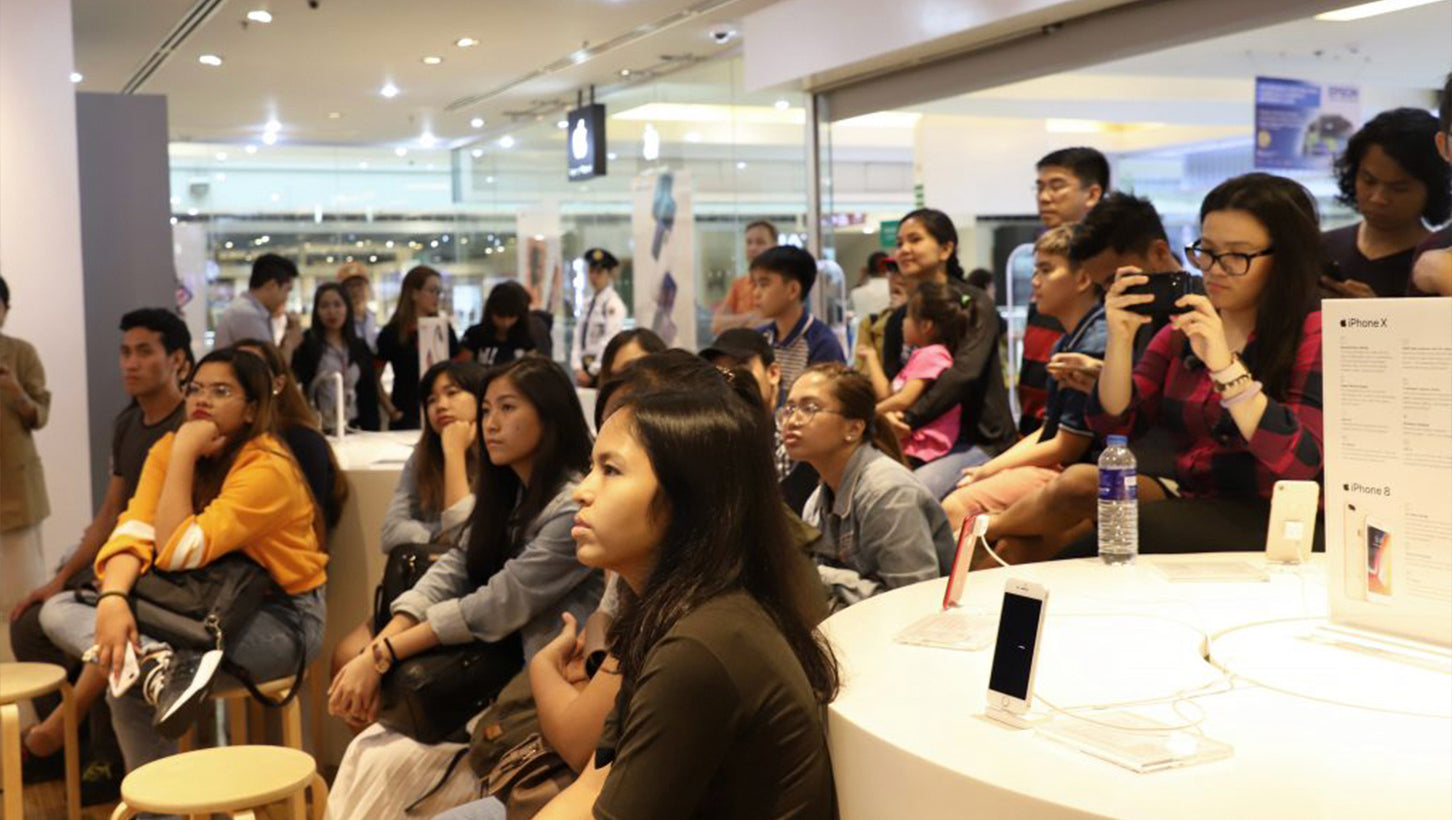 People listening to Power Mac Center Pixelworx live demo