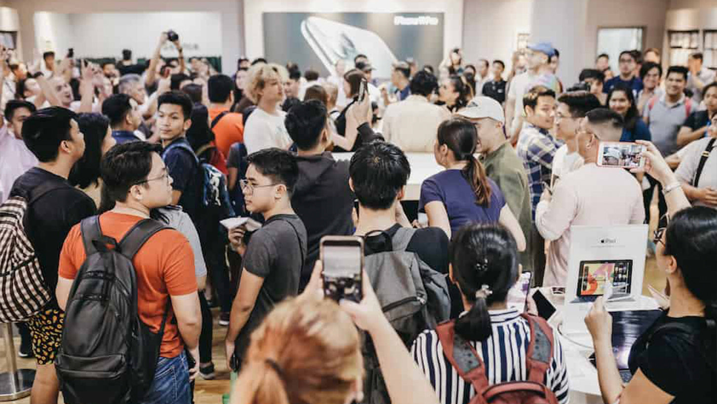 Customers flocking the PMC Greenbelt store to buy their iPhone 11 and Apple Watch Series 5