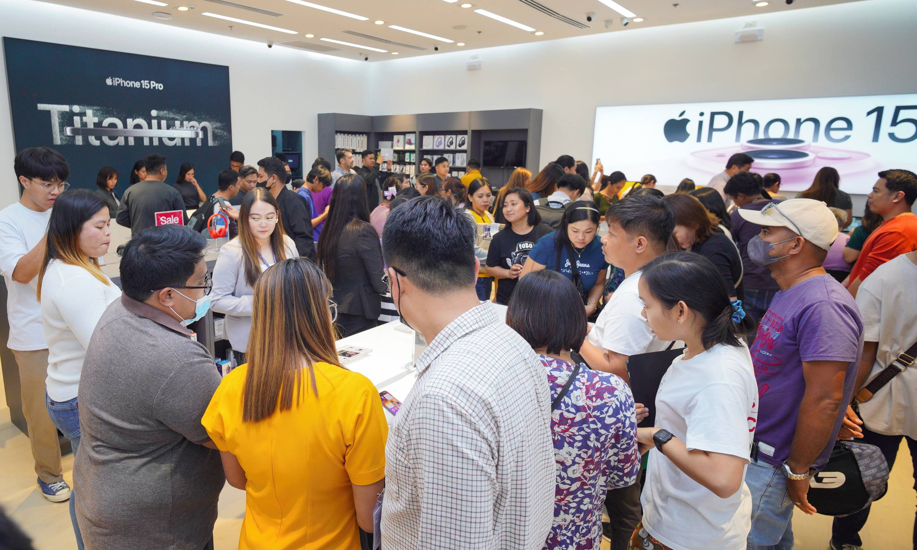 Power Mac Center Isabela is filled with a huge crowd on its opening