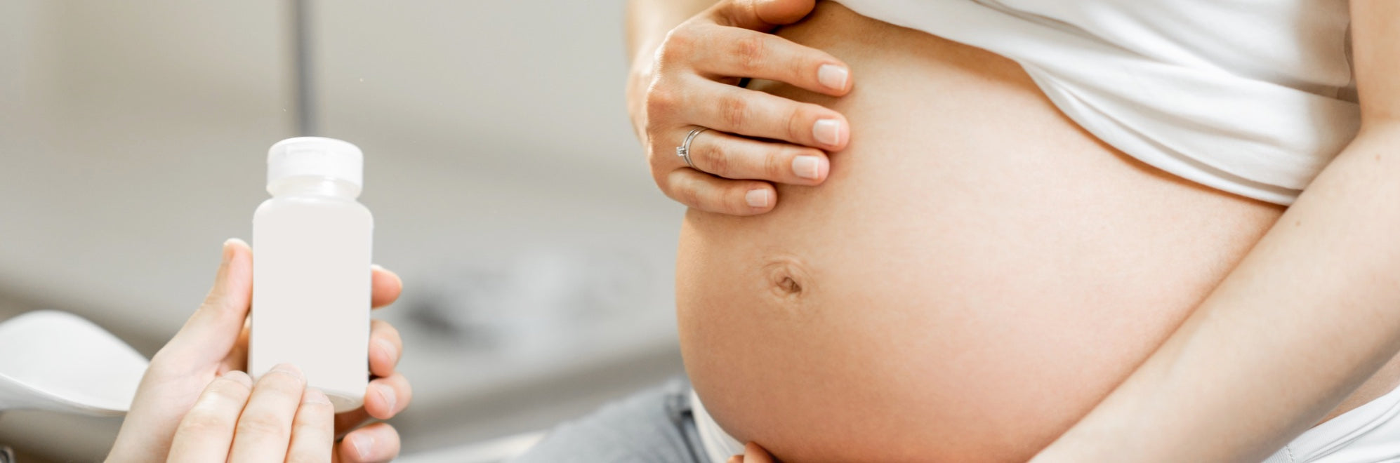 pregnant-woman-with-supplements