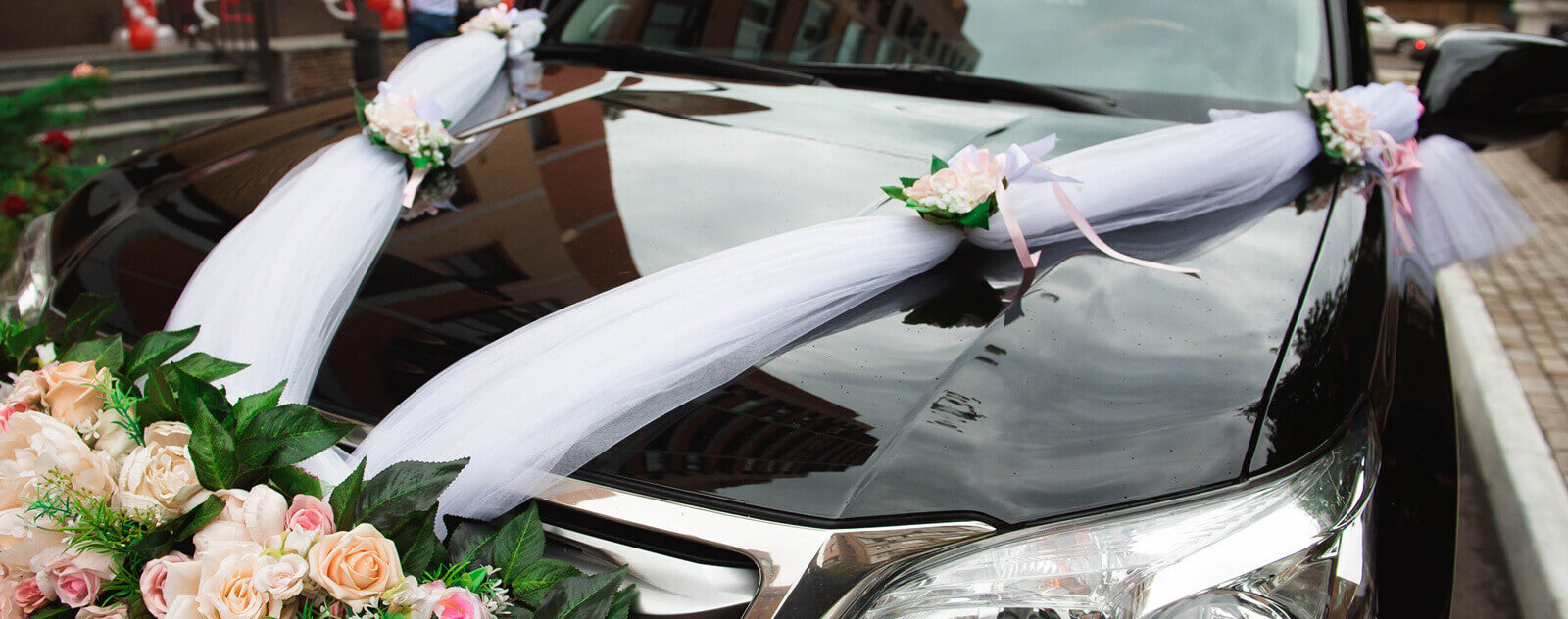 Voiture de mariage avec de belles décorations. Décoration fleurie