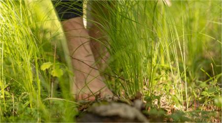 Does Walking Barefoot Have Health Benefits? - Realyou Earthing – REALYOU