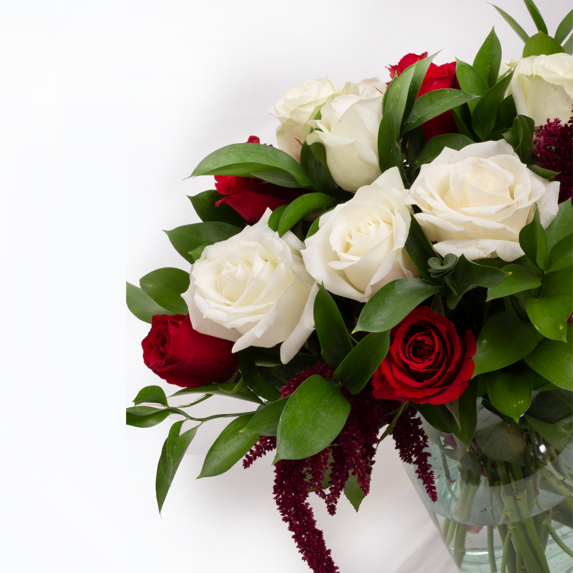 Arreglo de Rosas rojas y Blancas en florero de cristal – FLORERIA BAHIA