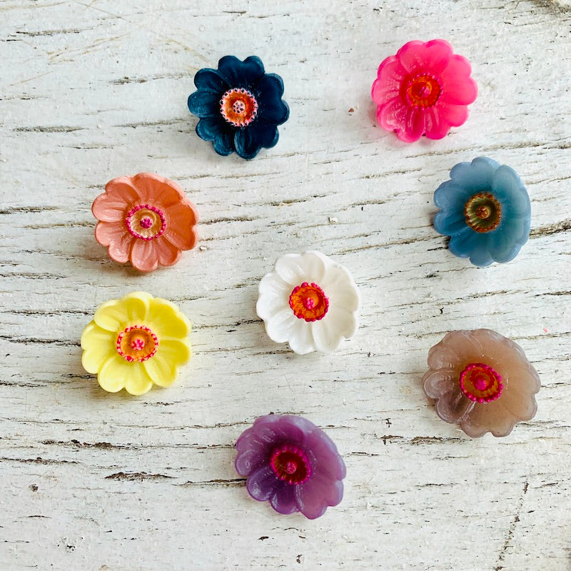 Retro Flower Button — Loop Knitting