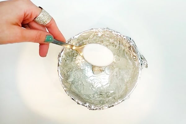 covering jewelry with baking soda