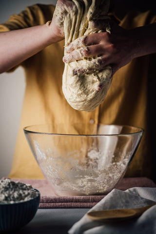 Sourdough: mixing the dough 
