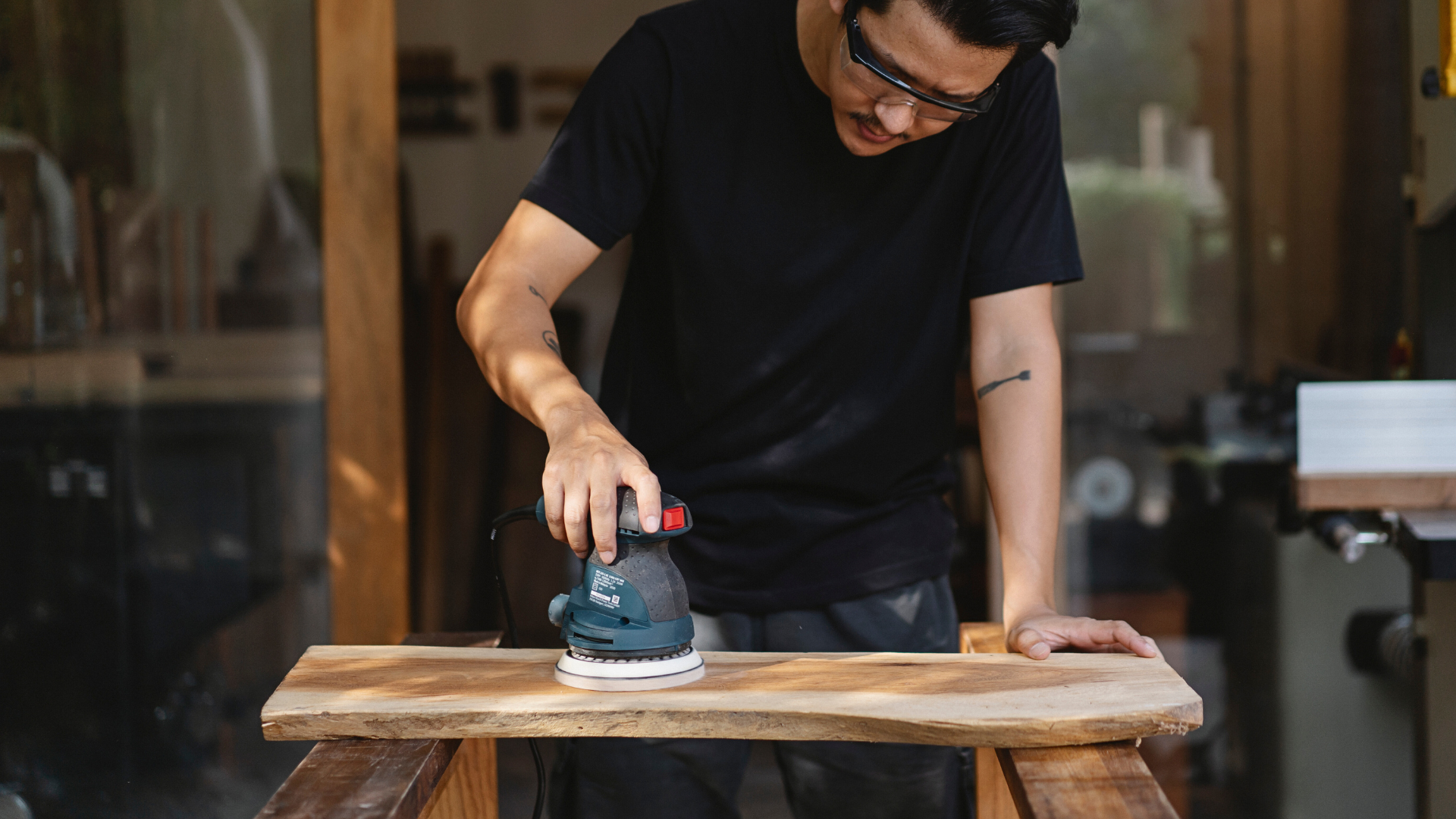 Flat sanding the table surface by using the face milling cutter and a complementary frame.