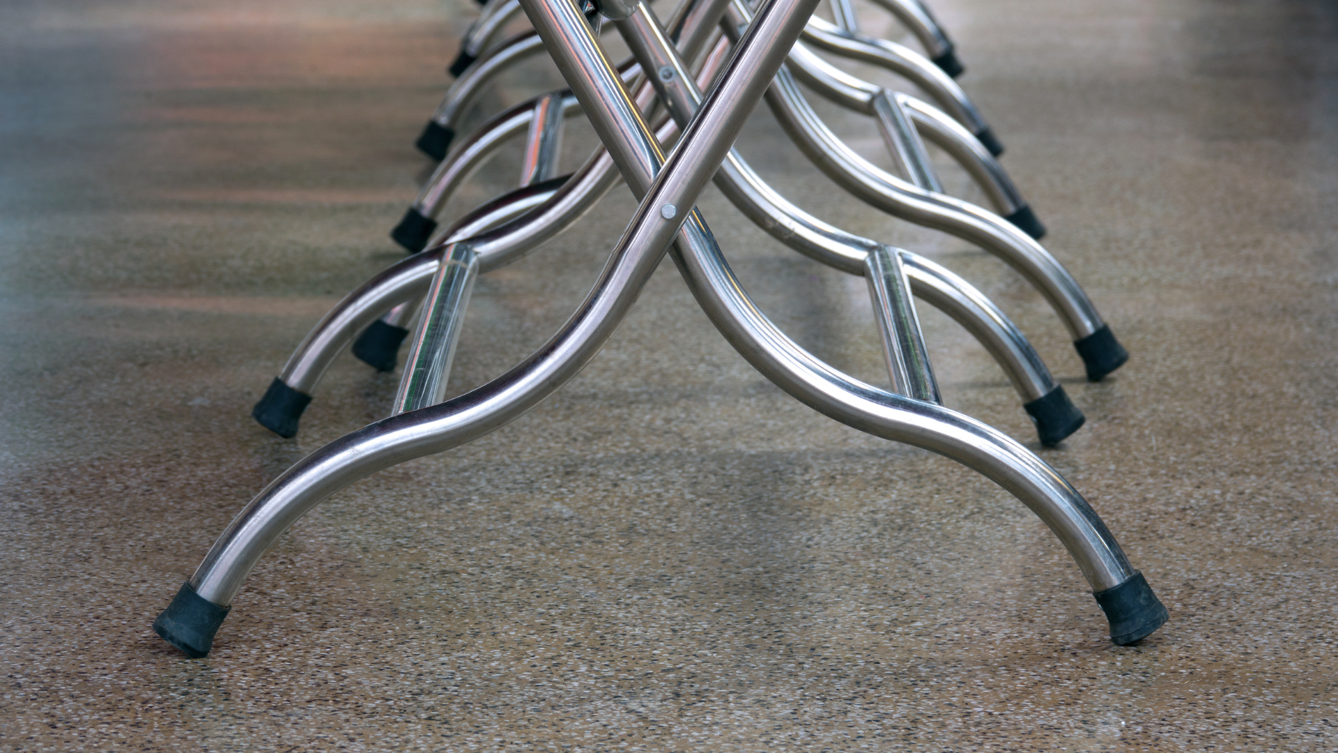 Steel table legs are also resistant to rust and scratches, as well as to high temperatures and impacts.