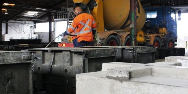 Envirocon Product Stewardship - Pouring Excess Concrete into Interbloc Mould