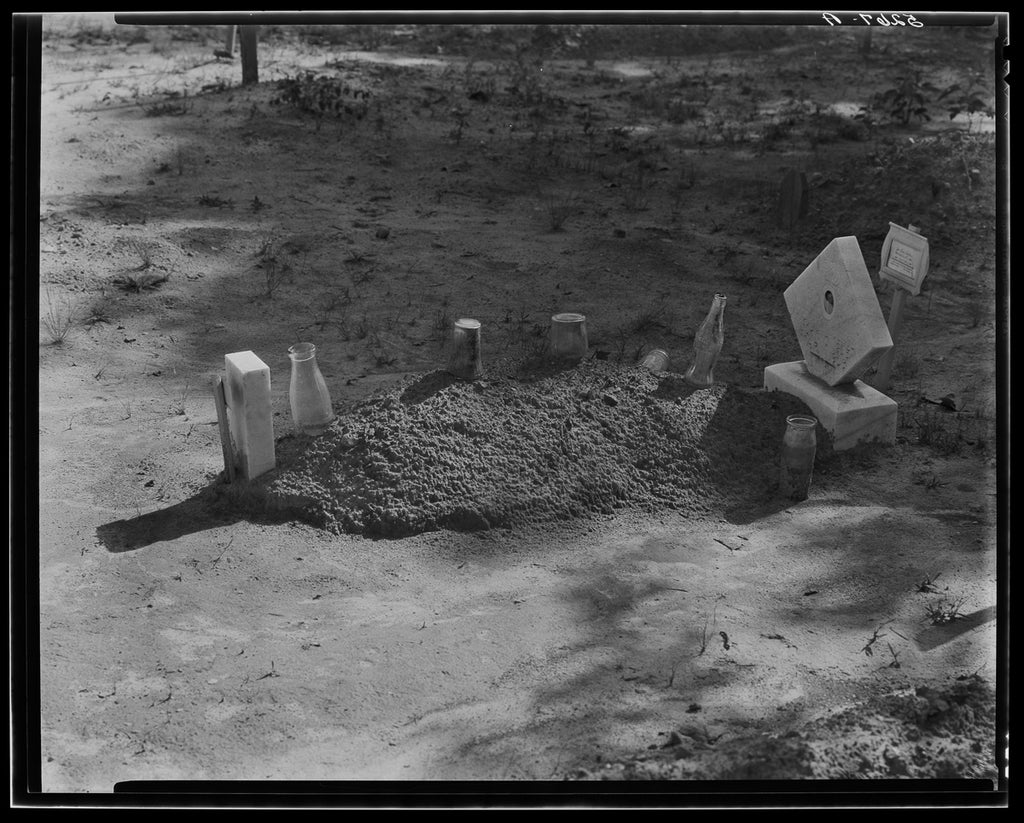 ic:Walker Evans, &nbsp;A Child’s Grave , Hale County, Alabama (1936); photograph by Walker Evans