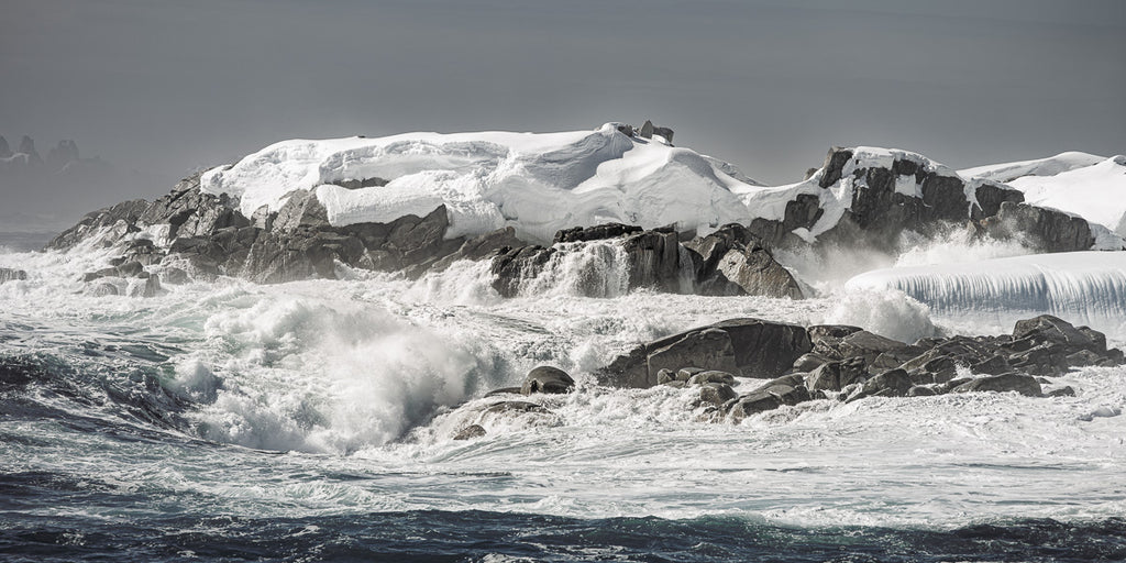 ic:Antarctic Fury: Where Ocean Waves Meet Icy Solitude